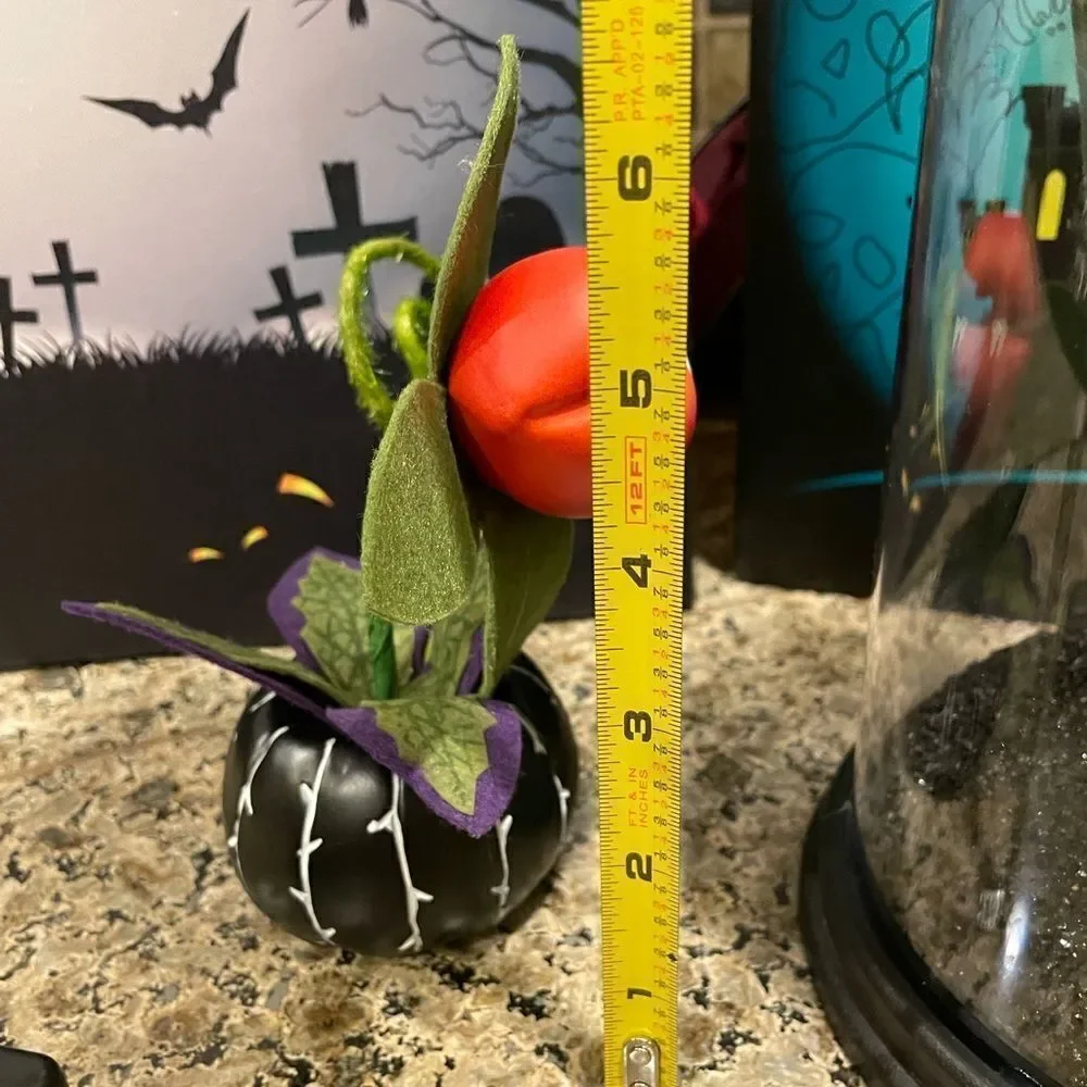 Hyde and EEK Kiss Of Death Vampire Lips Cloche Plant Set 2021 COOL Halloween